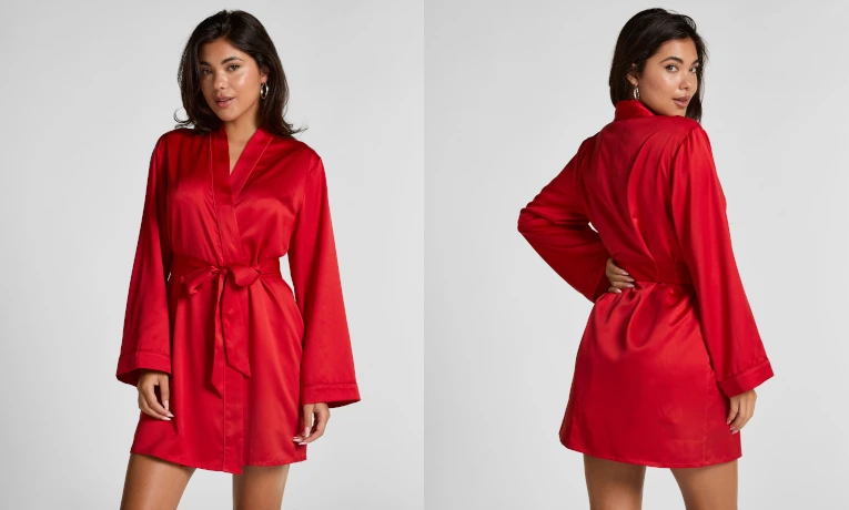 Una bata en color rojo, para las novias más atrevidas
